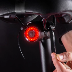 WOZINSKY 5907769308390 Lampka rowerowa tylna LED USB-C czerwone światło sensor STOP czarna